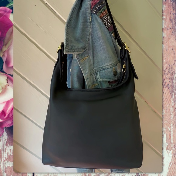 VINTAGE COACH LEGACY HOBO BAG
9058 - Picture 3 of 14